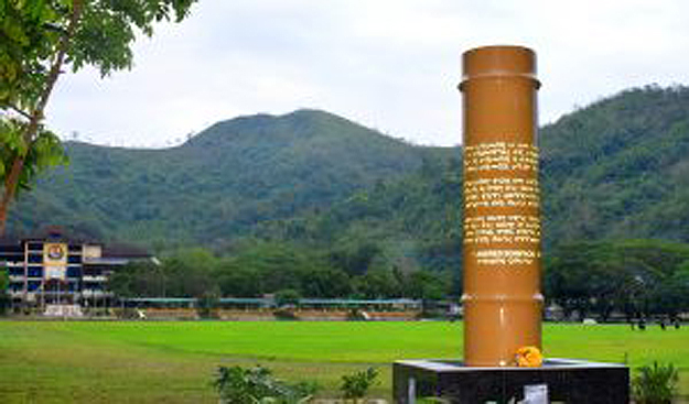 Ito ang anyo ng isang Bantayog Wika na itinayo sa Ifugao. Ganito rin ang papasinayaan sa San Jose, Occidental Mindoro.  Bukod sa Ifugao, nagtayo rin ng Bantayog Wika sa Ifugao, Antique at Batangas    (Komisyon ng Wikang Filipino)