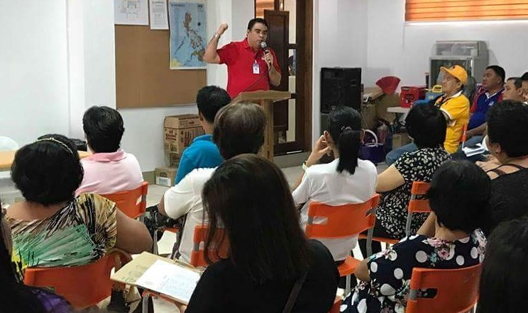 Si Gilbert Rabuel (nasa harapan), branch manager ng DBP sa Romblon, habang nagsasagawa ng oryentasyon sa mga negosyante para mahimok na mag-impok sa kanilang banko. (Larawan ni Dinnes Manzo/PIA-Romblon)