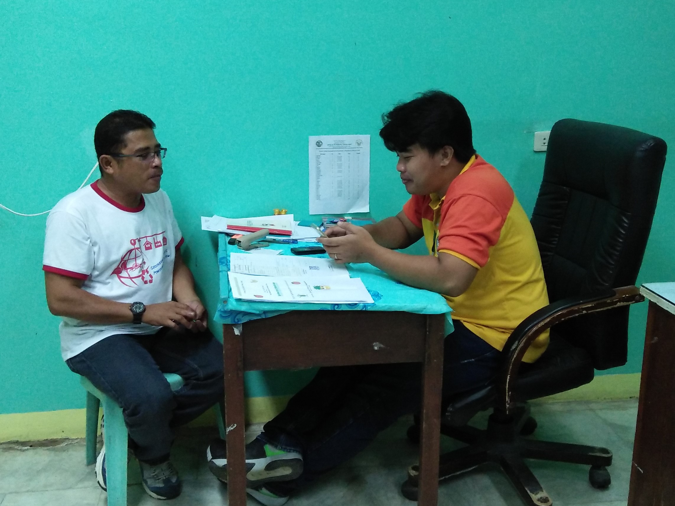 Sinabi ni Municipal Agriculturist Raymund Juvian Moratin (kanan) sa PIA-Romblon na walang kaakibat na kabayaran o kondisyon sa kanila ng ipinamahaging binhi sa mga magsasaka sa Romblon.(Larawan ni Dinnes M. Manzo/PIA-Romblon)