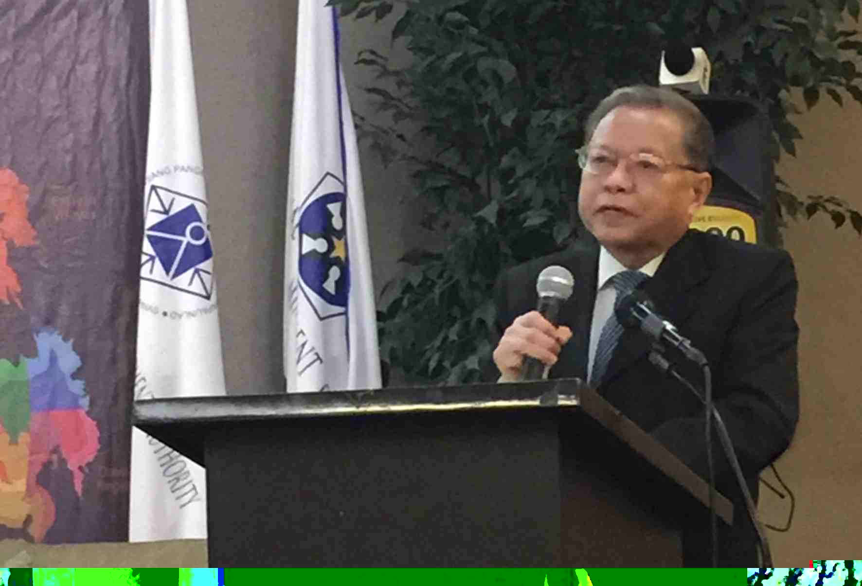 Hon. Reynato S. Puno, Chairman of the Consultative Committee to Review the 1987 Constitution discussed the history of the present form of government and the structure of the unitary against the proposed federal government during yesterday's meeting of the Mimaropa Regional Development (PIA MIMAROPA)