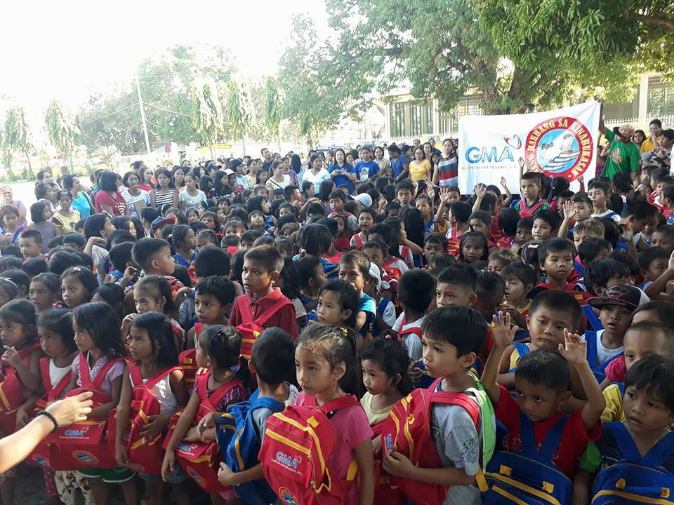 Ang mga batang mag-aaral sa isla ng Sibuyan na nakatanggap ng bags na naglalaman school supplies mula sa GMA Kapuso Foundation. (Roger F. Capa/DepEd Romblon)