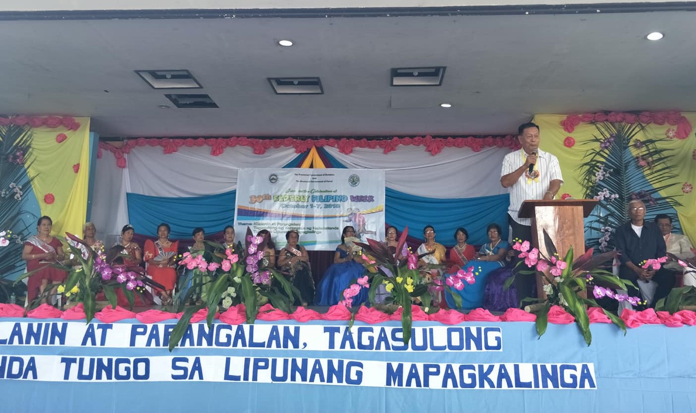 Si Gov. Eduardo Firmalo ay nagpahayag ng kagalakan sa pagdalo ng 2,100 senior citizen sa pagdiriwang ng Elderly Filipino Week kung saan kanyang pinasalamatan ang mga nakatatanda na naging liwanag at gabay sa lipunan.(Larawan ni Rubelyn Solis/Office of the Provincial Governor)