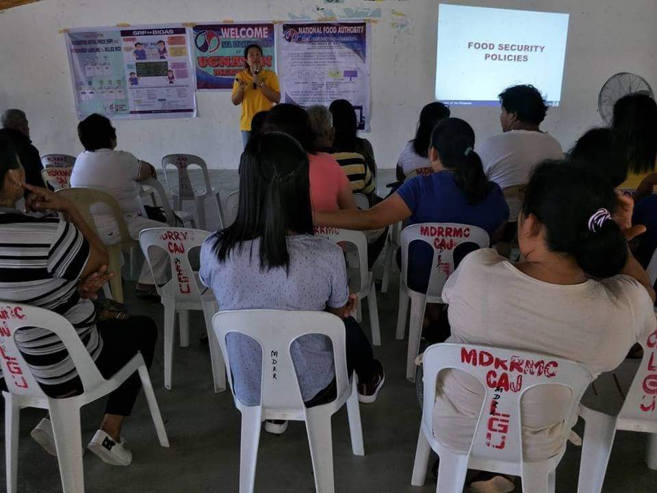 Ipinaliwanag ni Czarina Loren Quinio (nasa harapan), Senior Grain Operations Officer / Licensing Officer ng NFA Romblon  sa mga negosyante at mga NFA accredited outlets sa isla ng Sibuyan ang kahalagahan ng pagtatakda ng Suggested Retail Price (SRP) sa bigas upang makakatulong para matugunan ang pagtaas nito sa merkado.(Larawan ni Czarina Loren Quinio/NFA-Romblon)  