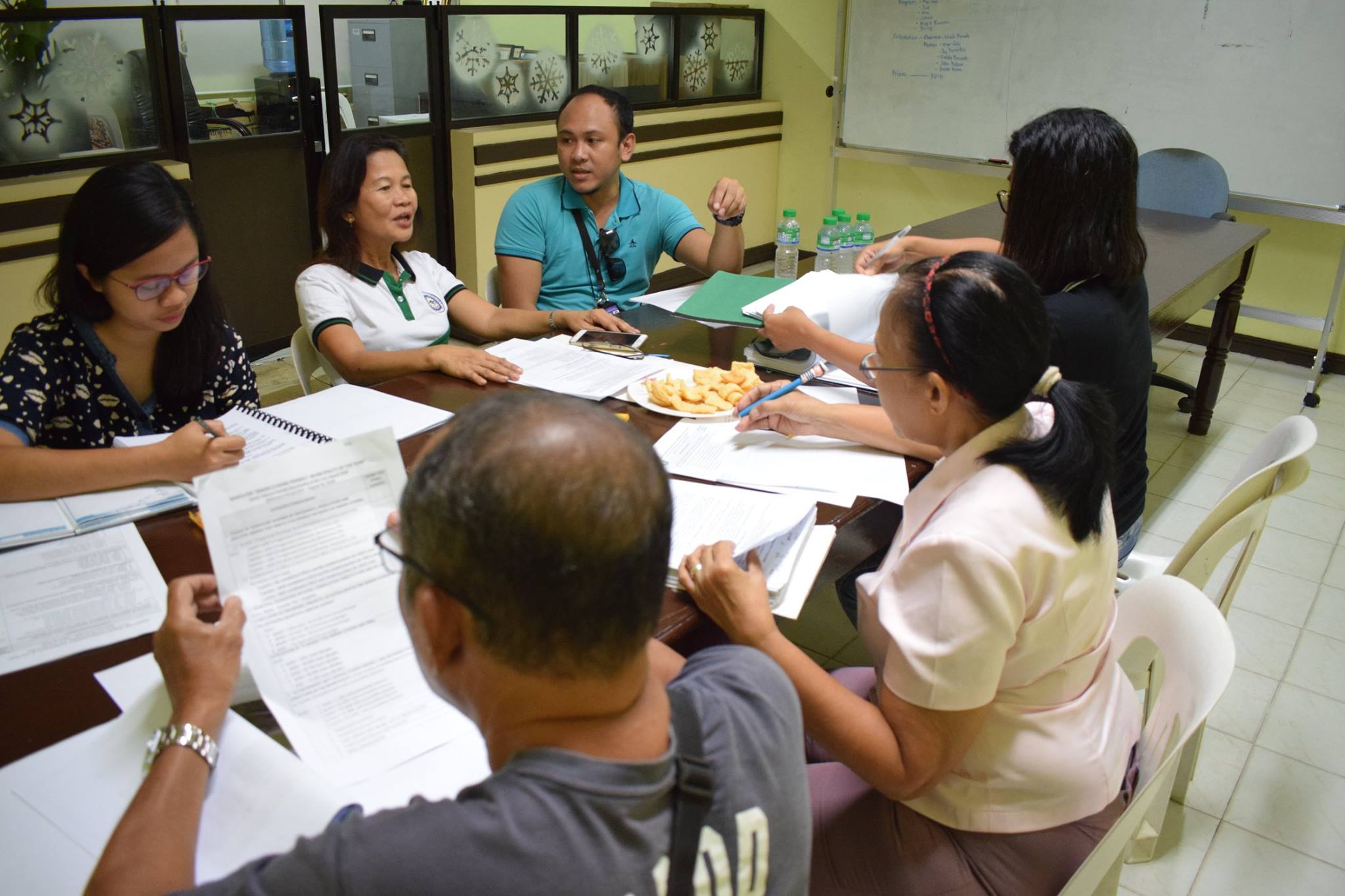 Sa lawrawan si Provincial Social Welfare and Development Officer Vilma Fos at kanyang mga kasama.