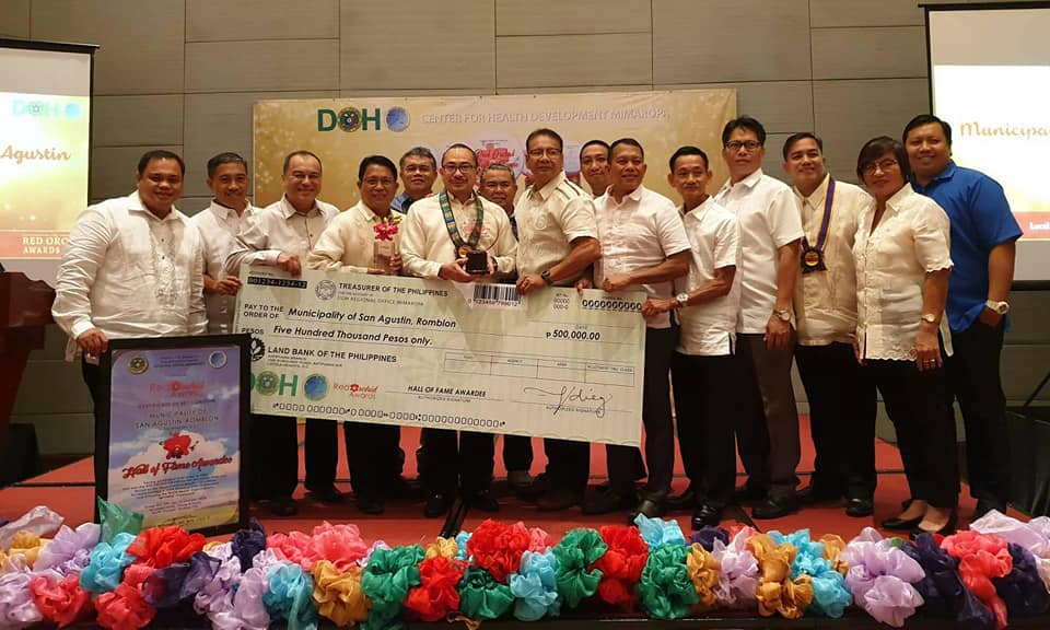 Ang mga halal na opisyal ng LGU San Agustin at health workers ng Rural Health Unit-San Agustin na masayang tinanggap ang karangalan bilang DOH Red Orchid Hall of Fame Awardee ngayong taon.(Larawan ni Dr. Deogracias Muleta/RHU-San Agustin)
