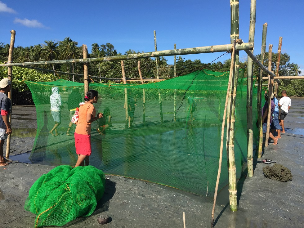 Ang mga miyembro ng SLP MANHAK Association kasama ang kanilang pamilya ay nagtulungan at nagbayanihan upang mabuo ang kanilang proyekto. (Larawan ni Rea Rosario Malite/DSWD Field Office Mimaropa)