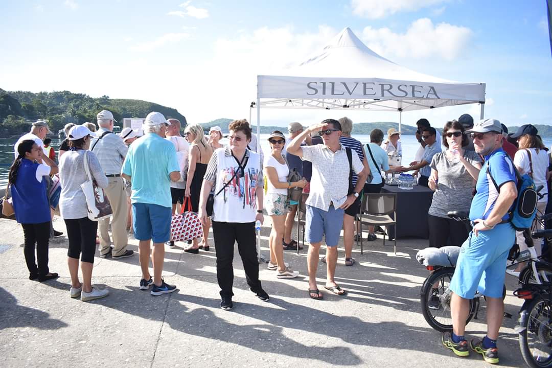 Ang mga turistang lulan ng MS Silver Muse na naglibot sa iba’t ibang magagandang pasyalan sa bayan ng Romblon.(Larawan ni Rose Romblon)  