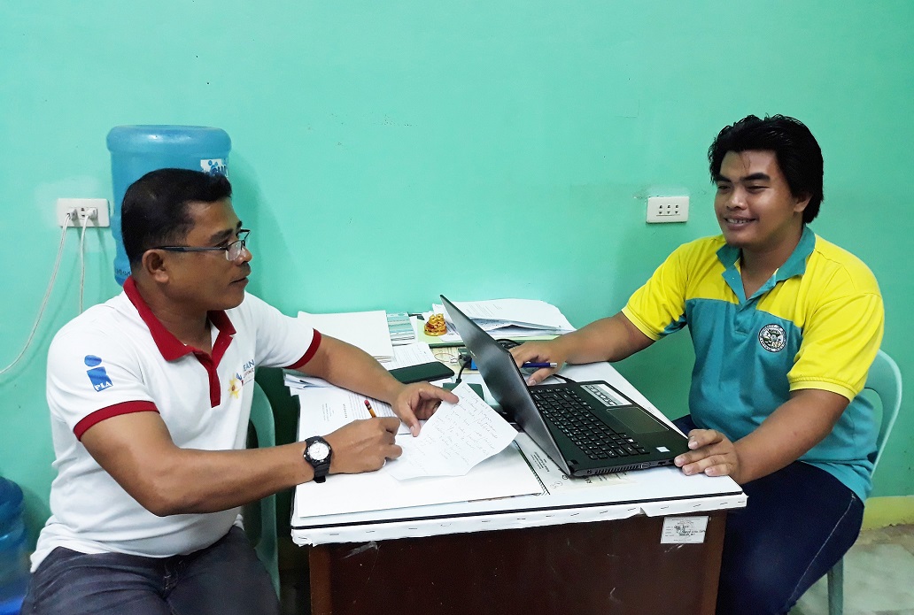 Sinabi ni Romblon Municipal Agriculturist Raymund Juvian M. Moratin (nasa kanan), na ang Seed Exchange (SeedEx) Program ng Department of Agriculture ay limang taon na magbibigay ng libreng binhi at abono sa mga magsasaka ng palay upang matulungan ang mga ito na umunlad ang kanilang pamumuhay.  (Dinnes M. Manzo/PIA-Romblon)  