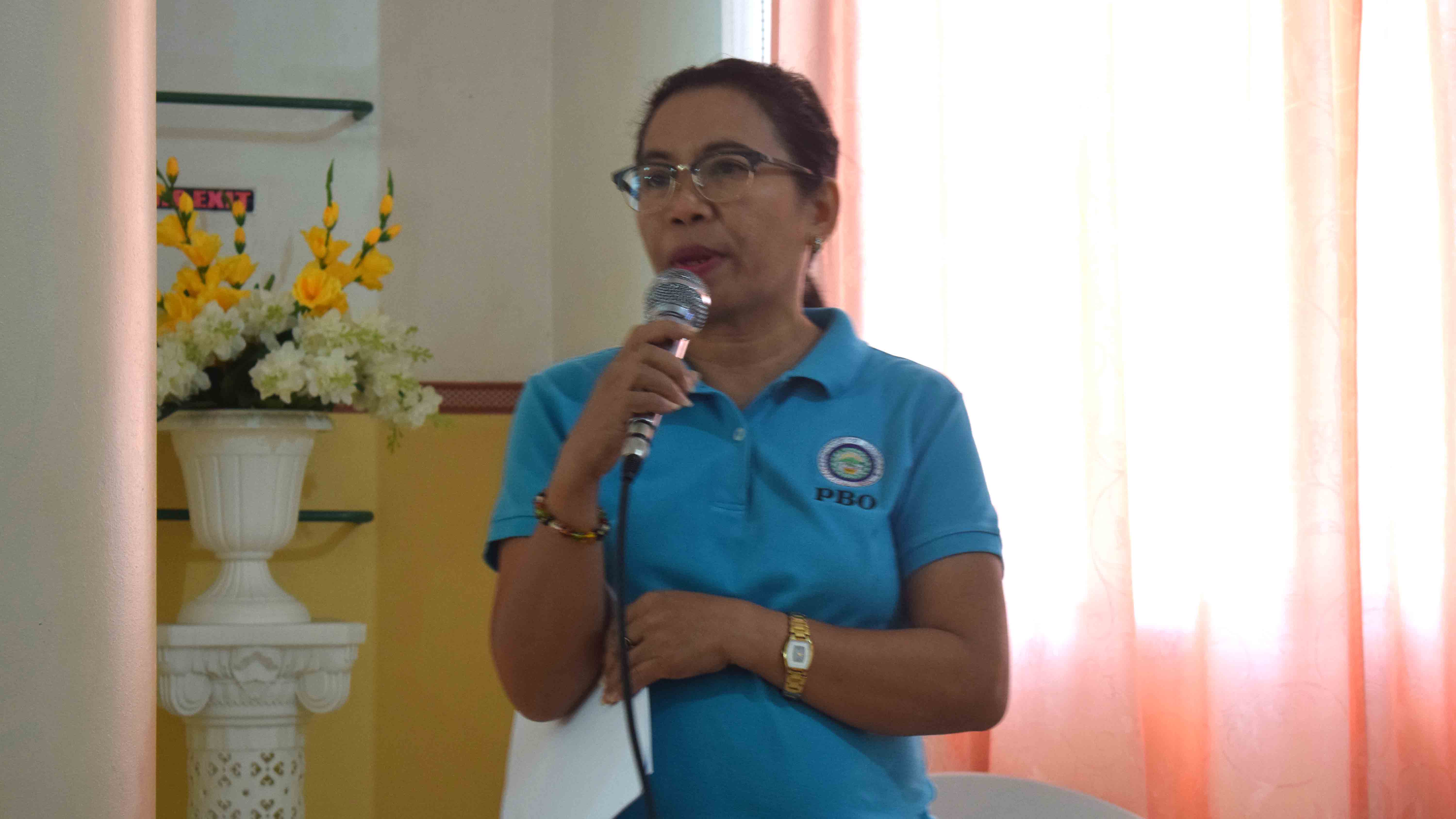 Si Ms. Amy Mallen ng Provincial Budget Office habang ipinapaliwanag ang epekto ng pagkakaroon ng reenacted budget sa ginanap ng PDC Meeting nitong January 18 sa Romblon, Romblon.