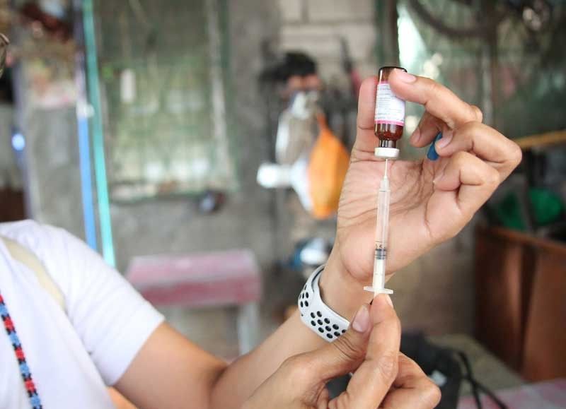 Sinimulan kahapon ng mga city health workers ang pagbabahay-bahay sa Quezon City para sa bakuna laban sa tigdas. Kuha ni Michael Varcas ng Philippine Star