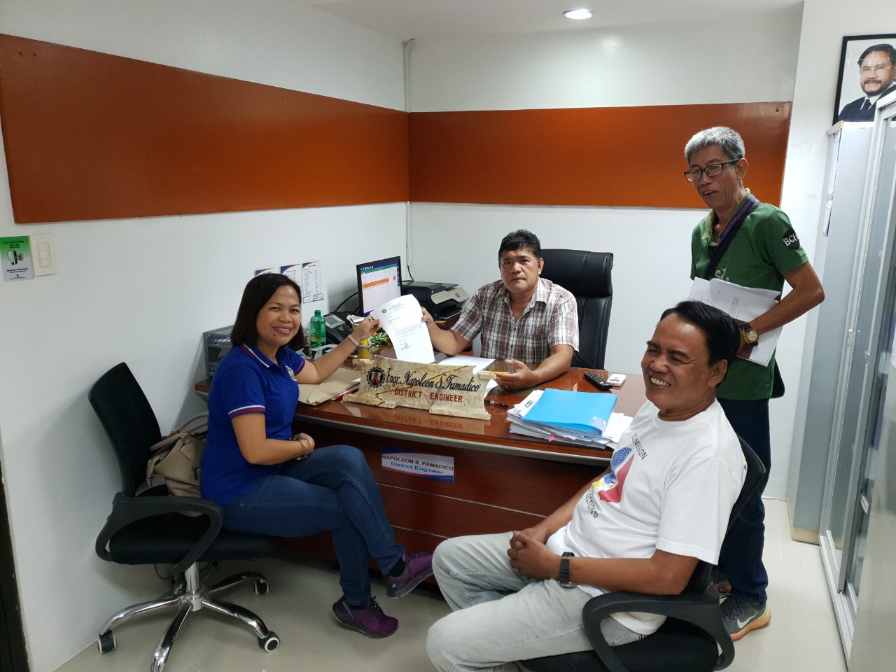 Sina Atty. Maria Aurea Bunao, Provincial Election Supervisor sa Romblon; Odiongan Election Officer Rey Fabella, kasama ang mga kawani ng DPWH sa pangunguna ni District Engineer Napoleon Famadico.