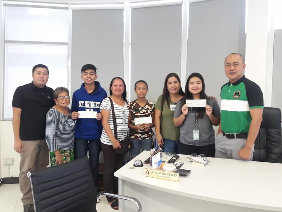 DOLE Regional Director Mr. Joel Gonzales(right-most) alongside OWWA Program Officer Mr. Tristan Arvin Perez(left-most)  and the beneficiaries of OWWA RWO 4B. Photo by DOLE-OWWA.