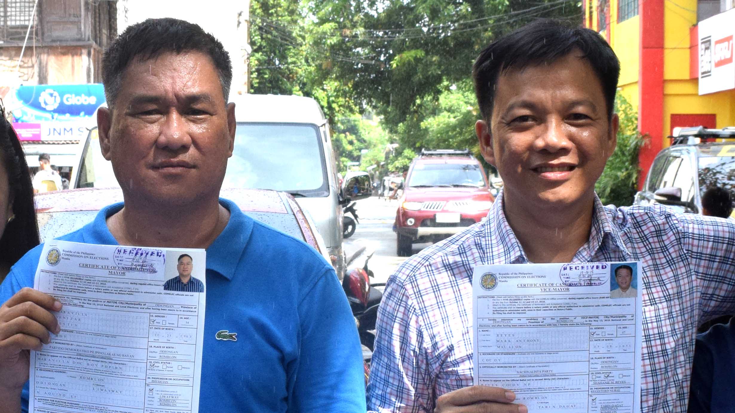 Ang larawan ay kuha nang mag file sina incumbent SP Maravilla at Odiongan incumbent VM Reyes ng kanilang Certificate of Candidacy noong October 2018.