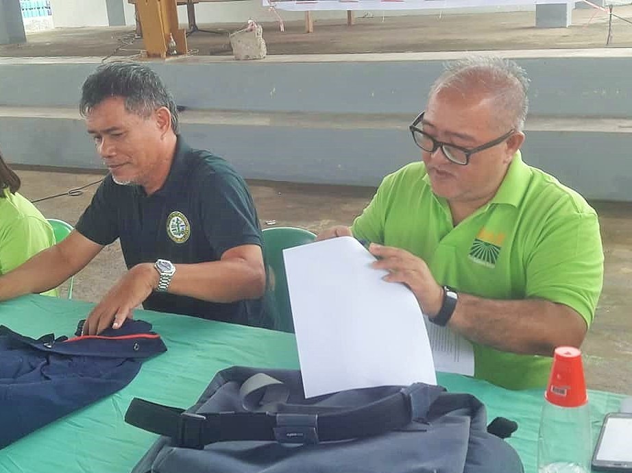 Sina Municipal Administrator Edgar Mallorca (kaliwa) ng LGU San Agustin at Provincial Agrarian Reform Program Officer II, Camilo Claro M. Pacquing (kanan), mga pangunahing kinatawan ng kanilang ahensiya para lumagda sa memorandum of agreement (MOA) sa proyektong farm business school (FBS) ng DAR. (Larawan ni Dyne Fornal/DAR-Romblon)  