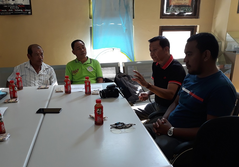 Sinabi ni Mario P. Peregrino (pangalawa mula sa kaliwa), provincial presidente ng RFPWD, na matagal na nilang hinihiling sa Sangguniang Panlalawigan ng Romblon na magpasa ng isang ordinansa para mabigyan ng tulong pinansiyal ang mga PWDs na hindi na makapagtrabaho dahil sa kapansanan.  (Dinnes Manzo/PIA-Romblon)  