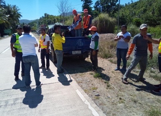 Ang Task Force Baklas na binubuo ng mga tauhan ng DPWH, PNP, Tablas Island Electric Cooperative (TIELCO) Inc. at Comelec ay muling nagbaklas ng campaign posters sa Tablas circumferential road na sakop ng bayan ng Calatrava dahil hindi na naman ito sumunod sa nakasaad sa election code.(Larawan ni PLT Van B. Constantino/Calatrava MPS)  