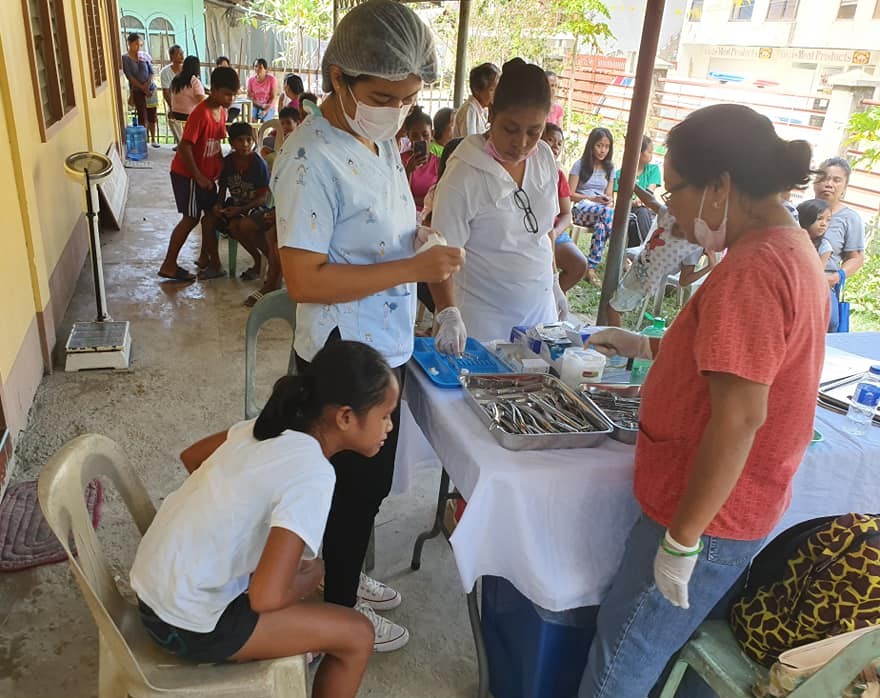 Ang mga health workers RHU-Romblon habang nagsasagawa ng libreng bunot ng ngipin sa Bgy. Sawang, Romblon. (Larawan ni Dr. Merly Valen Mallorca/RHU-Romblon)  