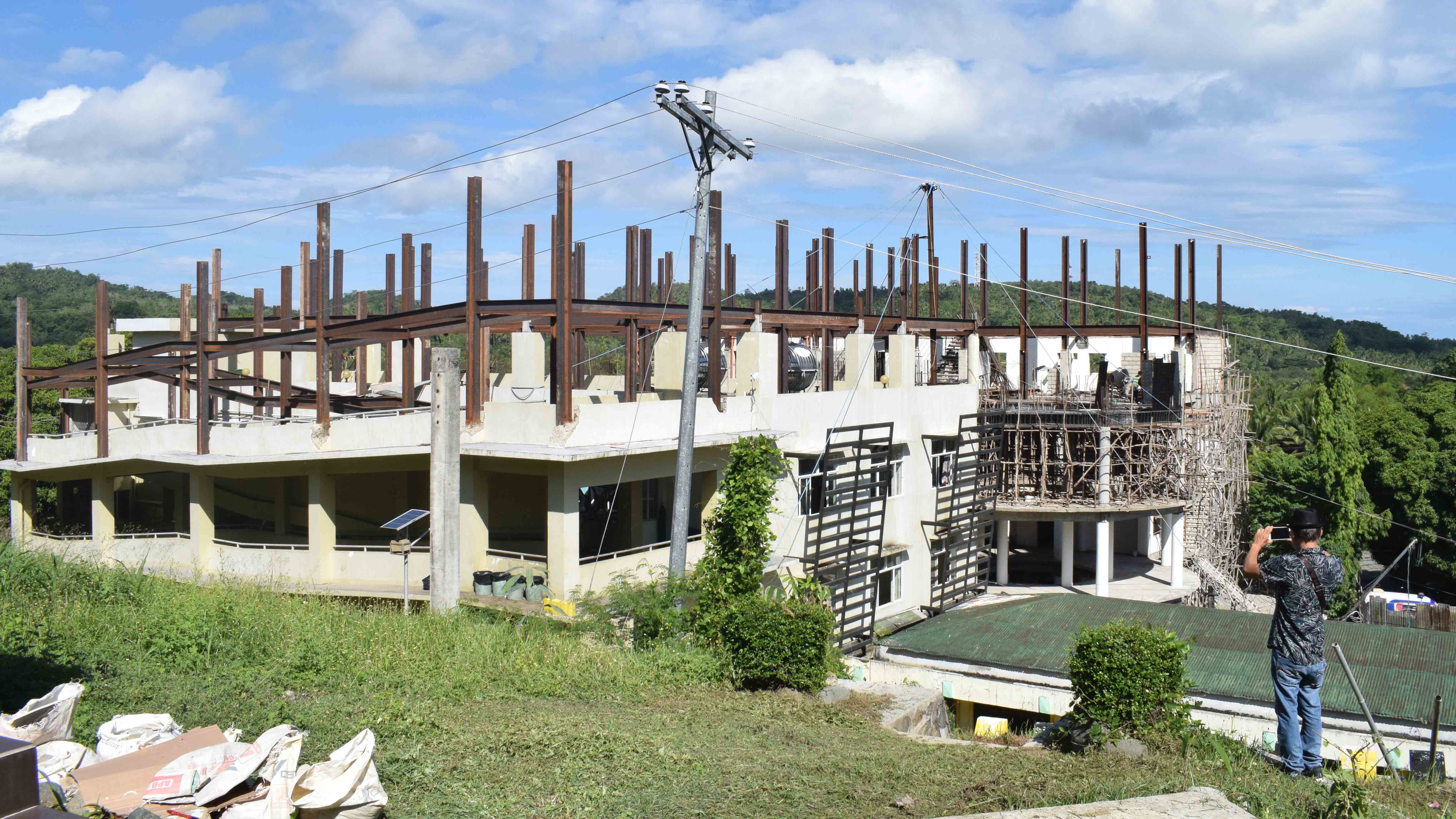 Kuha sa magkadikit na Building 2 at Building 3 ng Romblon Provincial Hospital sa Odiongan.