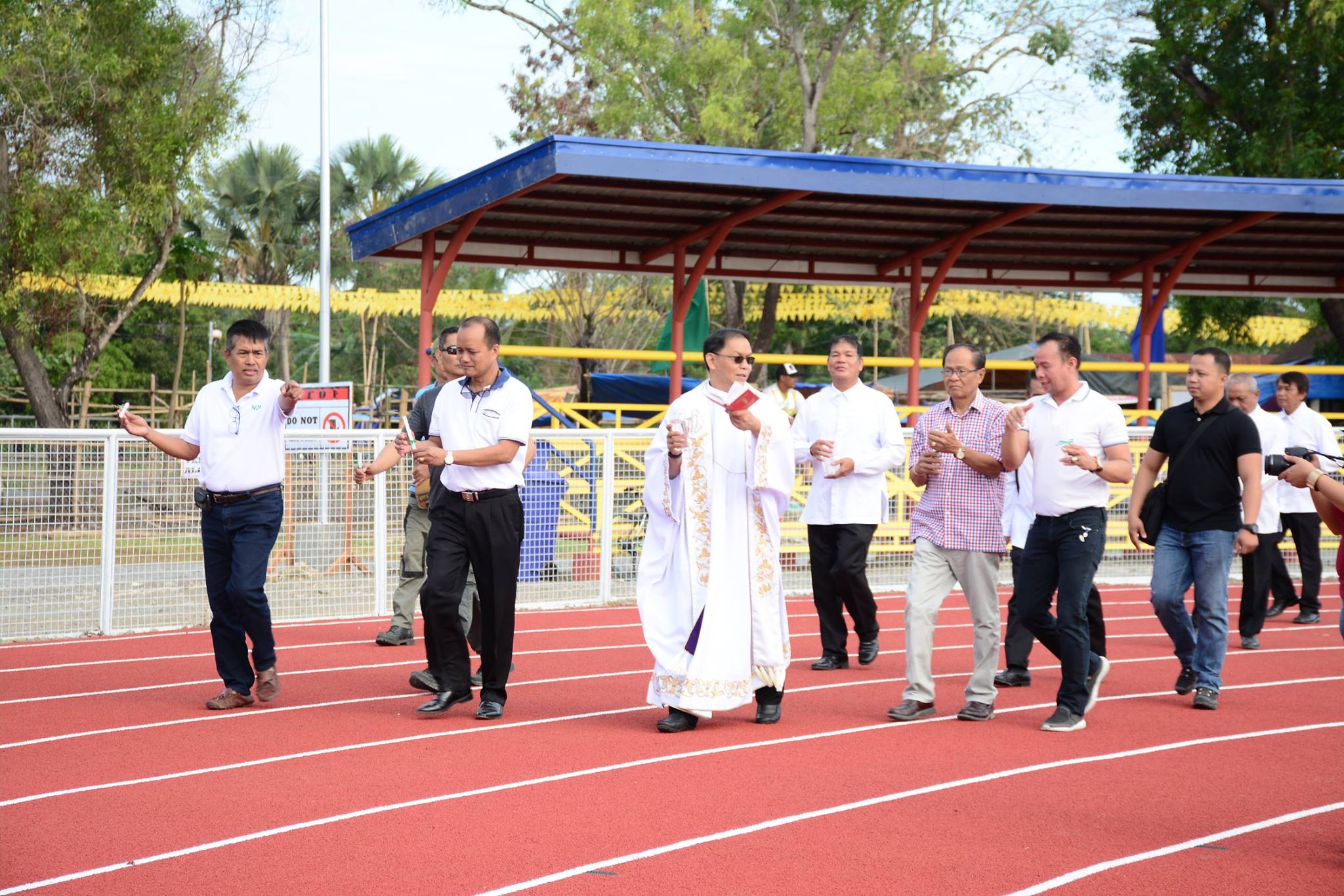 Banal na pagbabasbas. Sinasamahan ng mga lokal na opisyal ng Sablayan ang paring nagbabasbas sa track and field ng Sablayan Sports Complex. Ginawa ang pagbabasbas nitong nakaraang linggo. (Larawan mula sa MEG in Action at Mimaropa RAA MEET 2019)