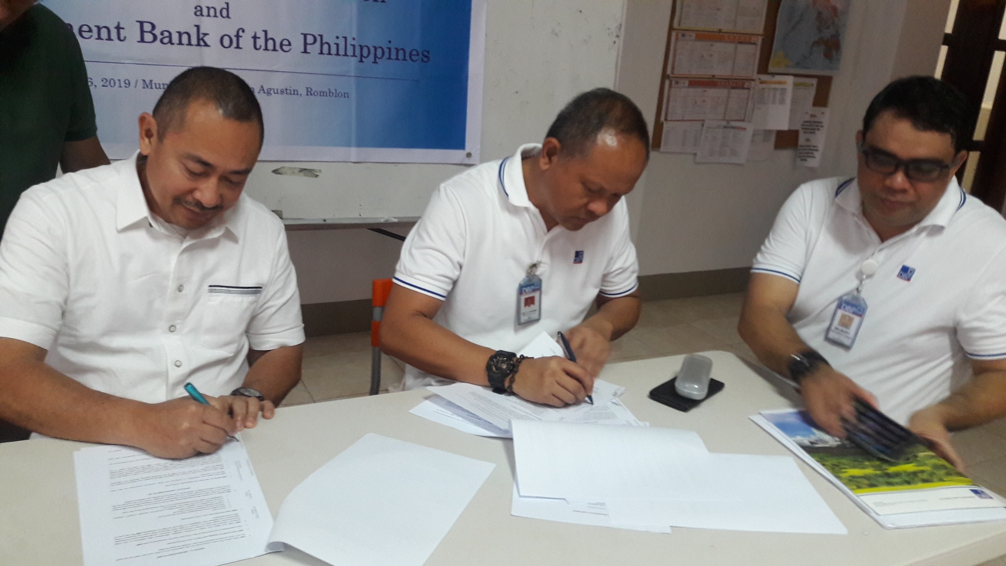 Sa pagbubukas ng Automated Teller Machine (ATM) ng Development Bank of the Philippines (DBP) sa bayan ng San Agustin ay lumagda sa Kasunduan sina Mayor Esteban Santiago F. Madrona (kaliwa) ng LGU San Agustin at G. Joel G. Jalbuena (gitna), Asst. Vice President, Head BBG-Southern Luzon na sinaksihan ni G. Gilbert Rabuel (kanan), branch manager ng DBP Romblon.(Larawan ni Mario Mancuyas/LGU-San Agustin)  