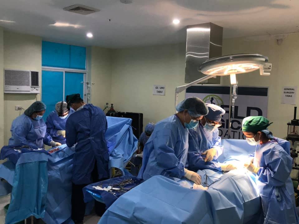 Ang mga boluntaryong doctor ng World Surgical Foundation habang nagsasagawa ng libreng operasyon sa operating room ng Romblon Provincial Hospital sa bayan ng Odiongan. (Larawan ni Beth Marasigan/WSF)