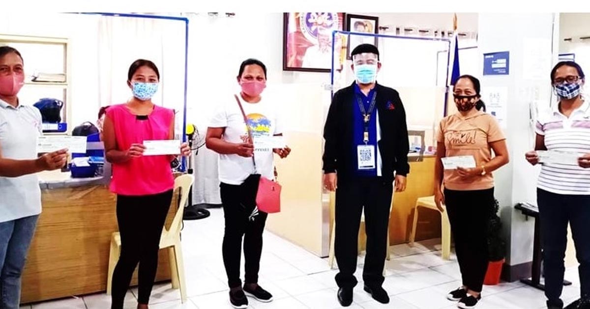 Iginawad ni DOLE Romblon Provincial Regional Director Carlo B. Villaflores (pang-apat mula sa kaliwa) sa mga Barangay Treasurers ng barangay Sampong, Bachawan, San Vicente, Calabasahan at Poblacion ang tseke ng TUPAD bilang pasahod sa mga manggagawang benepisyaryo sa bayan ng Concepcion. (Larawan mula sa DOLE Mimaropa)
