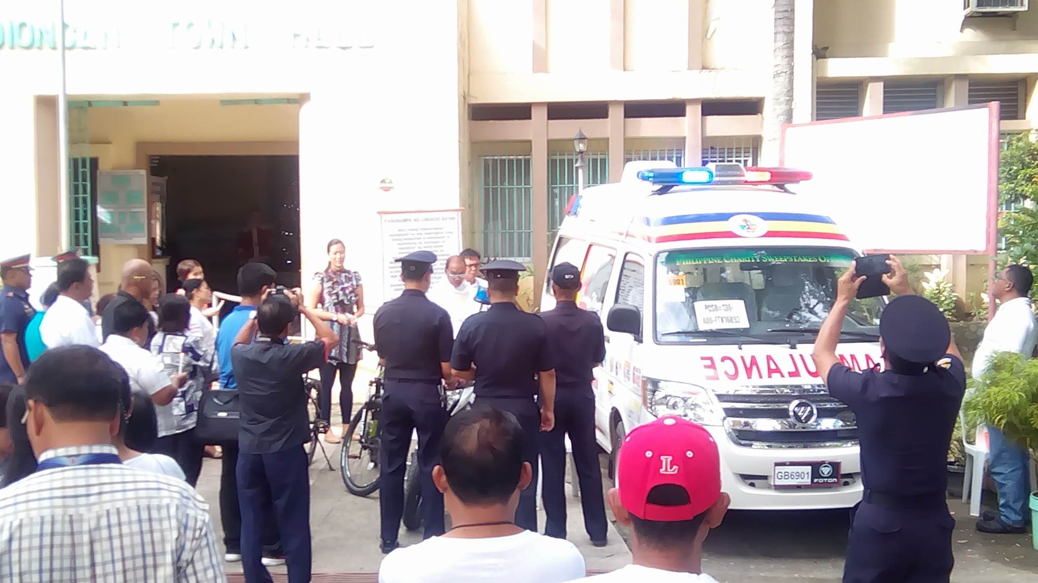 Pinangunahan ni Mayor Trina Firmalo-Fabic ang blessings ng bagong ambulansya ng Odiongan at ng dalawang bike patrol ng PNP. (Reden Escarilla, RNN)