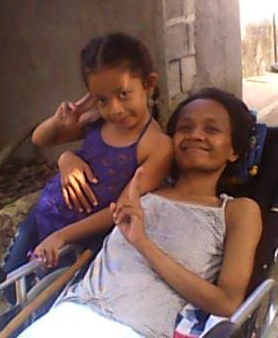 Si Che Ylagan Formilleza, kasama ang kanyang anak. 
