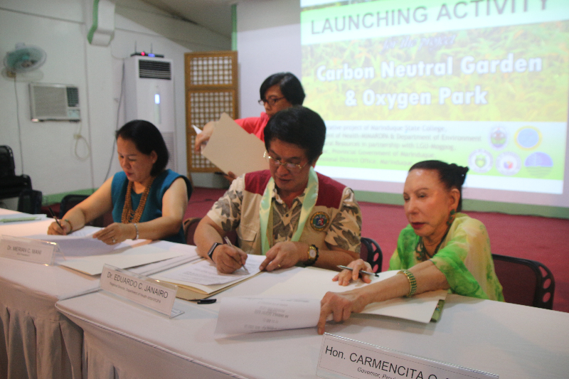 Marinduque State College President Merian P. Catajay-Mani and DOH-MIMAROPA Regional Director Eduardo C. Janairo with Marinduque Governor Carmencita O. Reyes signs the Memorandum of Agreement for the establishment of the Center of Raw Food Plant-based Preparation and Training in the Province of Marinduque on October 3, 2017.