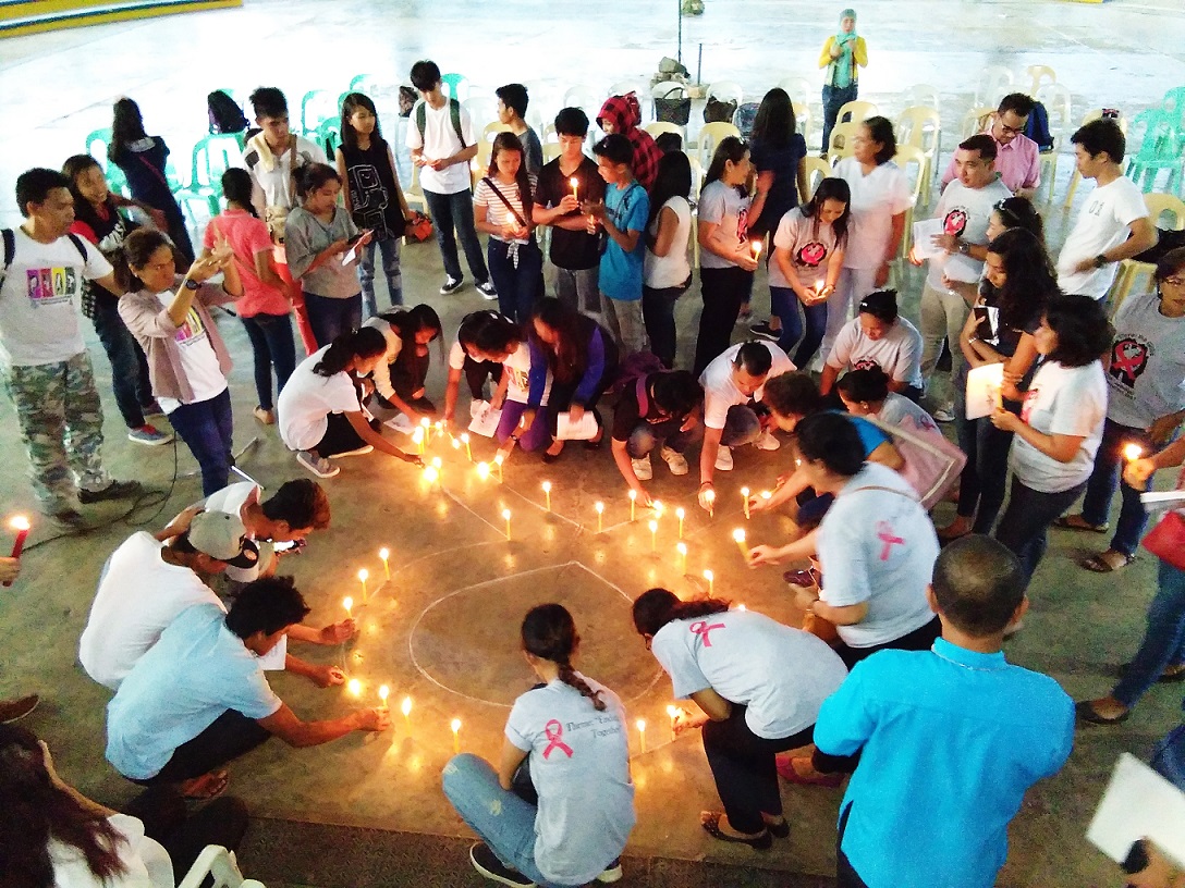 CANDLELIGHTING CEREMONY. Participants lighted candles in order to remember and honor those who lost their lives because of AIDS.
