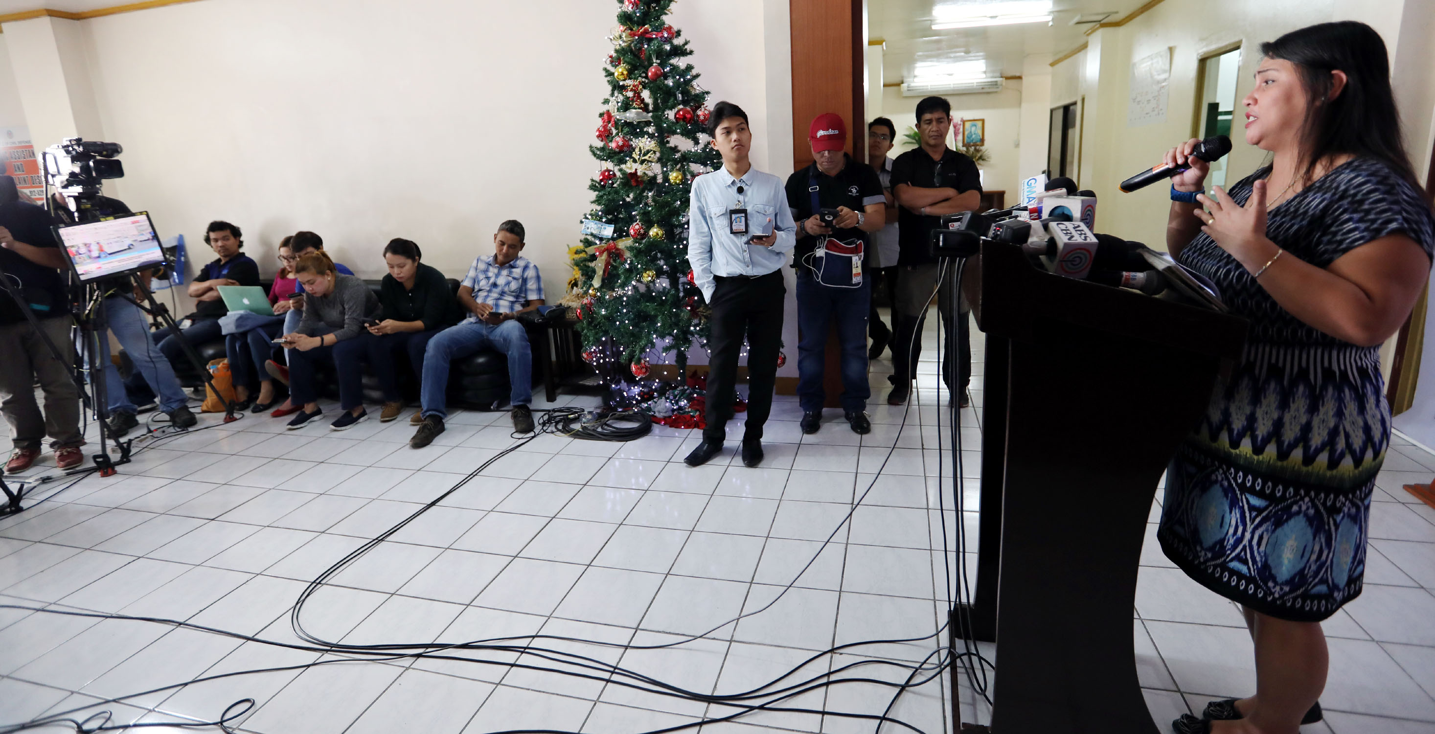 National Disaster Risk Reduction and Management Council (NDRRMC) spokesperson Mina Marasigan (right), briefs media men covering the agency on the onslaught of typhoon "Nina" Tuesday (Dec. 27, 2016) at Camp Aguinaldo in Quezon City. (PNA photo by Joey O. Razon)