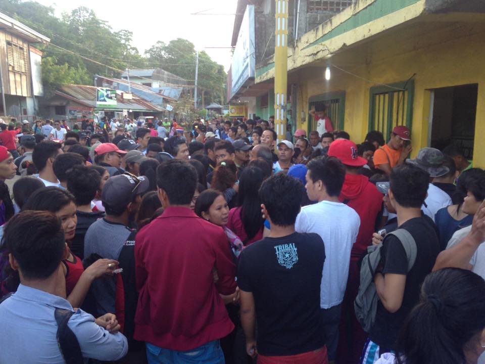 FILE PHOTO. Pila ng mga pasaherong paluwas ng Batangas sa Poctoy Port, mala-blockbuster.