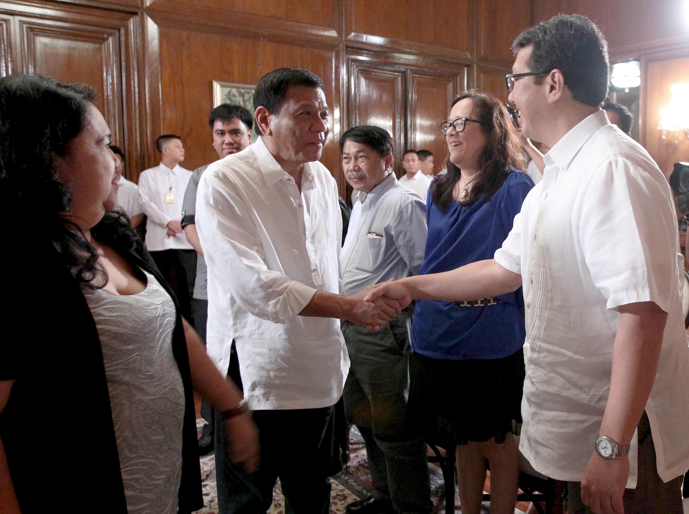 President Rodrigo R. Duterte shakes hands with Philippine Star President and CEO Miguel Belmonte during a courtesy call at the President's Hall in Malacanang on August 3, 2016. (Photo by Ace Morandante/PPD/PNA)